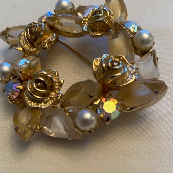 Vintage WEISS Wreath Brooch Pin Givre Glass Rhinestones Faux Pearls Roses SIGNED - Picture 5 of 8